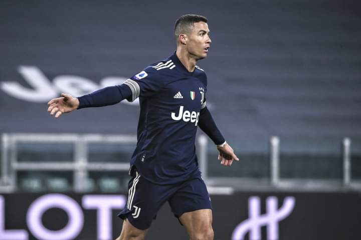 اللاعب الشهير رونالدو يحقق رقماً قياسي