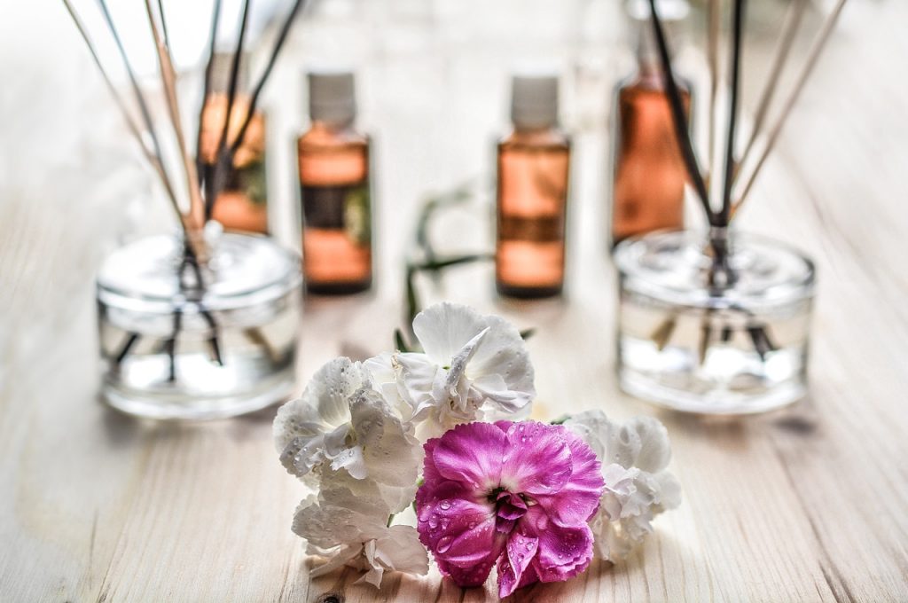طرق للإستفادة من علب العطور الفارغة