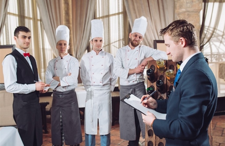 مطلوب موظف مأكولات بحرية للعمل فورا